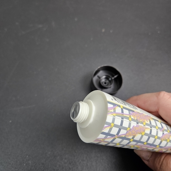 Beekman 1802 Goat Milk Hand Cream 3.4 fl oz 100 mL Lavender - Picture 3 of 3